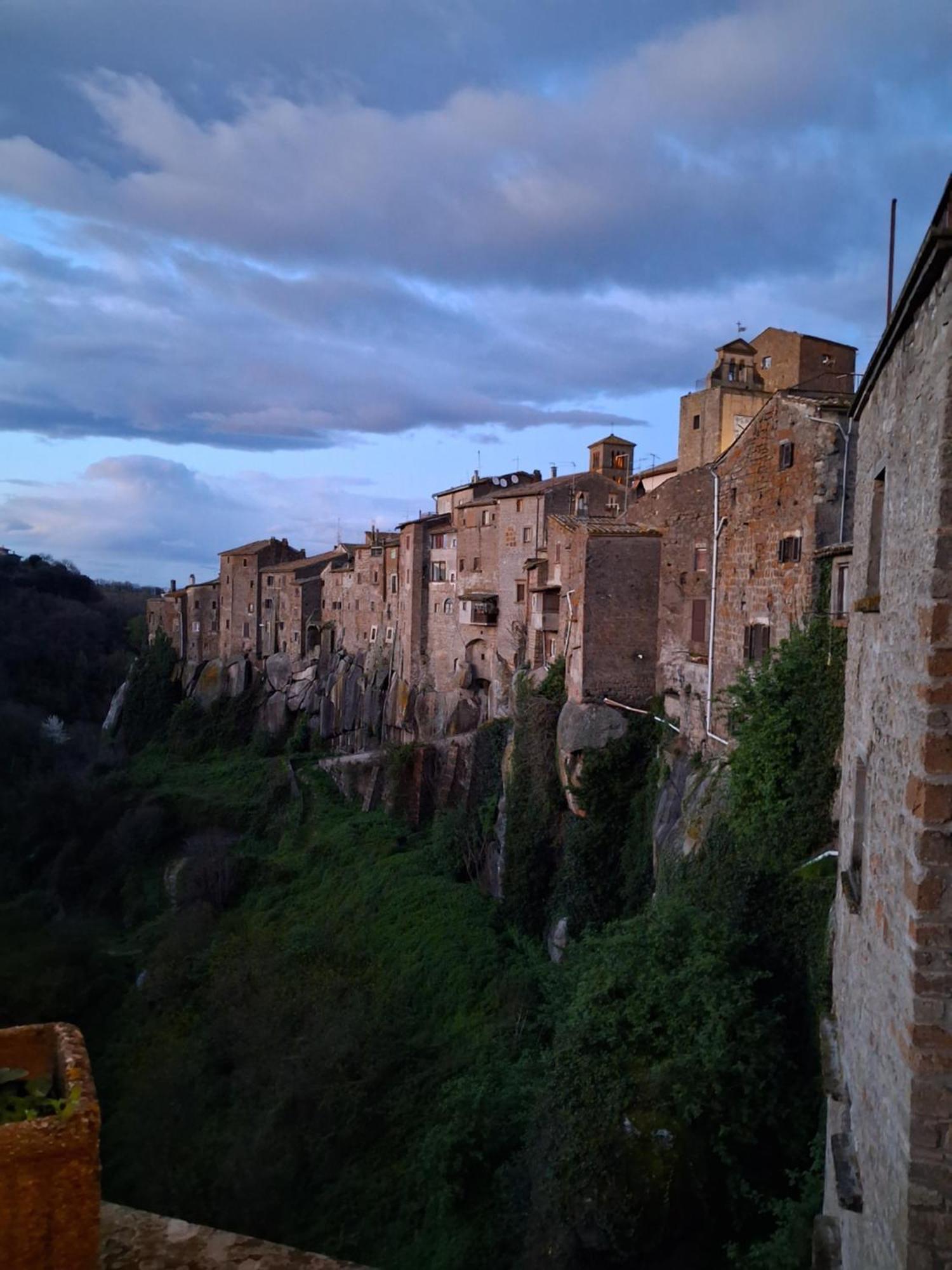 Sospesi Nel Borgo Vitorchiano Bagian luar foto